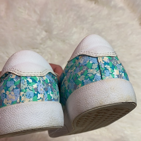 Converse Shoes - Picture 4 of 7